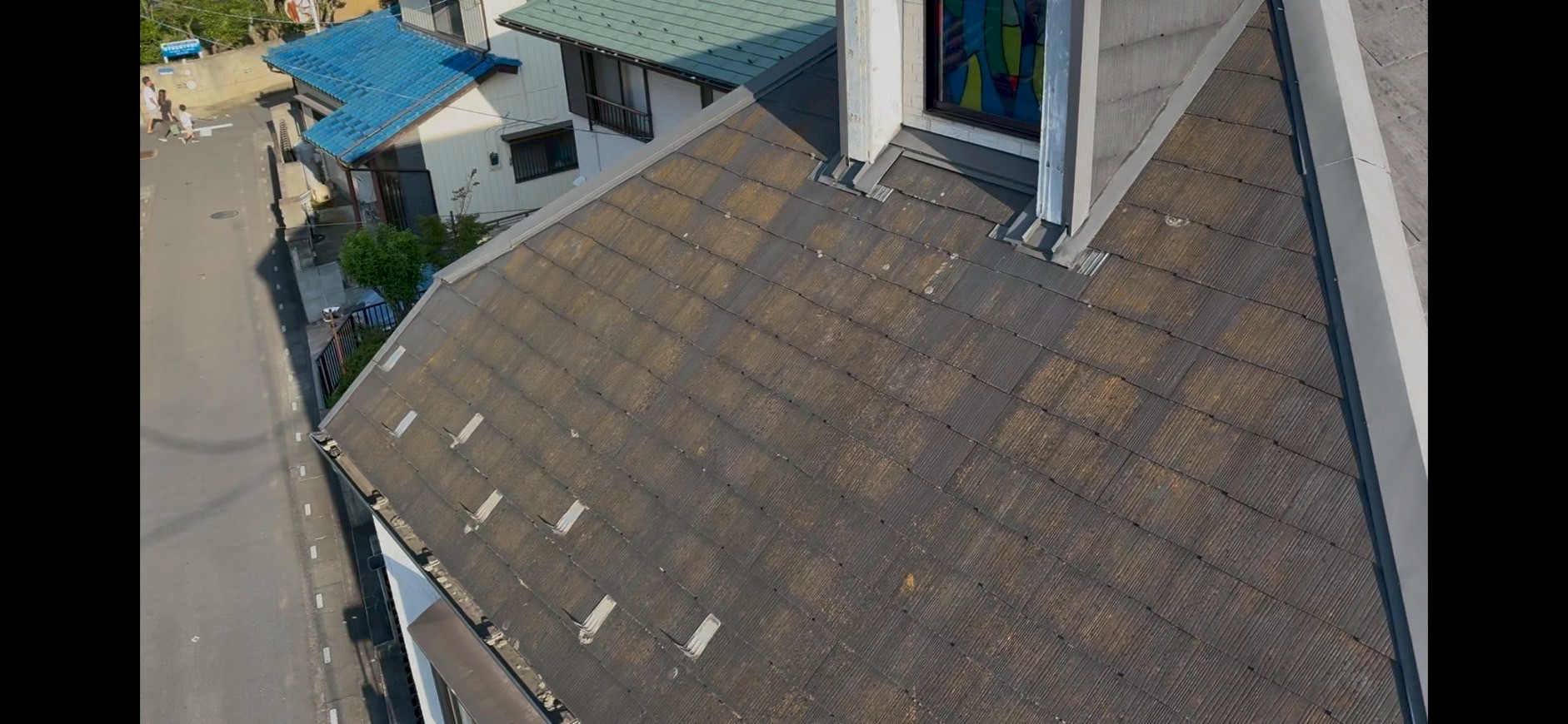 全体的に苔が発生している黒いスレート屋根